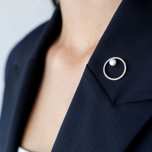Brosa argint cu perla naturala alba si pietre, cu inchidere tip pin DiAmanti SK22529BR_W-G (Argint 925‰ 2,4 g.)